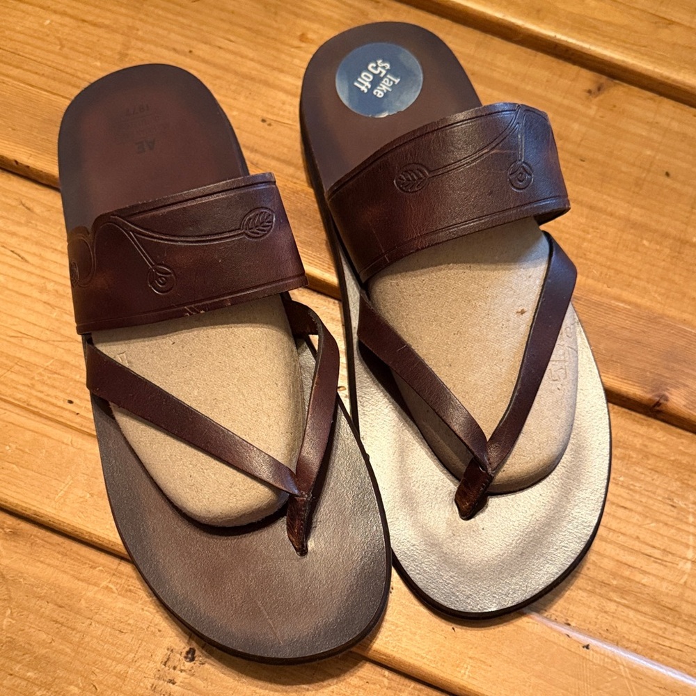 Women’s Y2K NEW American Eagle AE Embossed Leather Brazilian Flip Flop Sandals 9